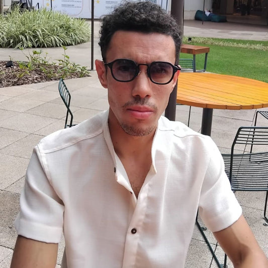 Óculos de sol modelo retro com lentes transparentes e coloridas cor degrade azul e armação de metal fina e muito leve