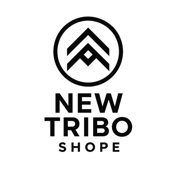 Logo da marca new tribo shope com escrita e simbolo