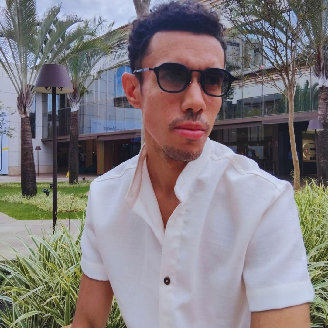 Óculos de sol modelo retro com lentes transparentes e coloridas cor degrade azul e armação de metal fina e muito leve