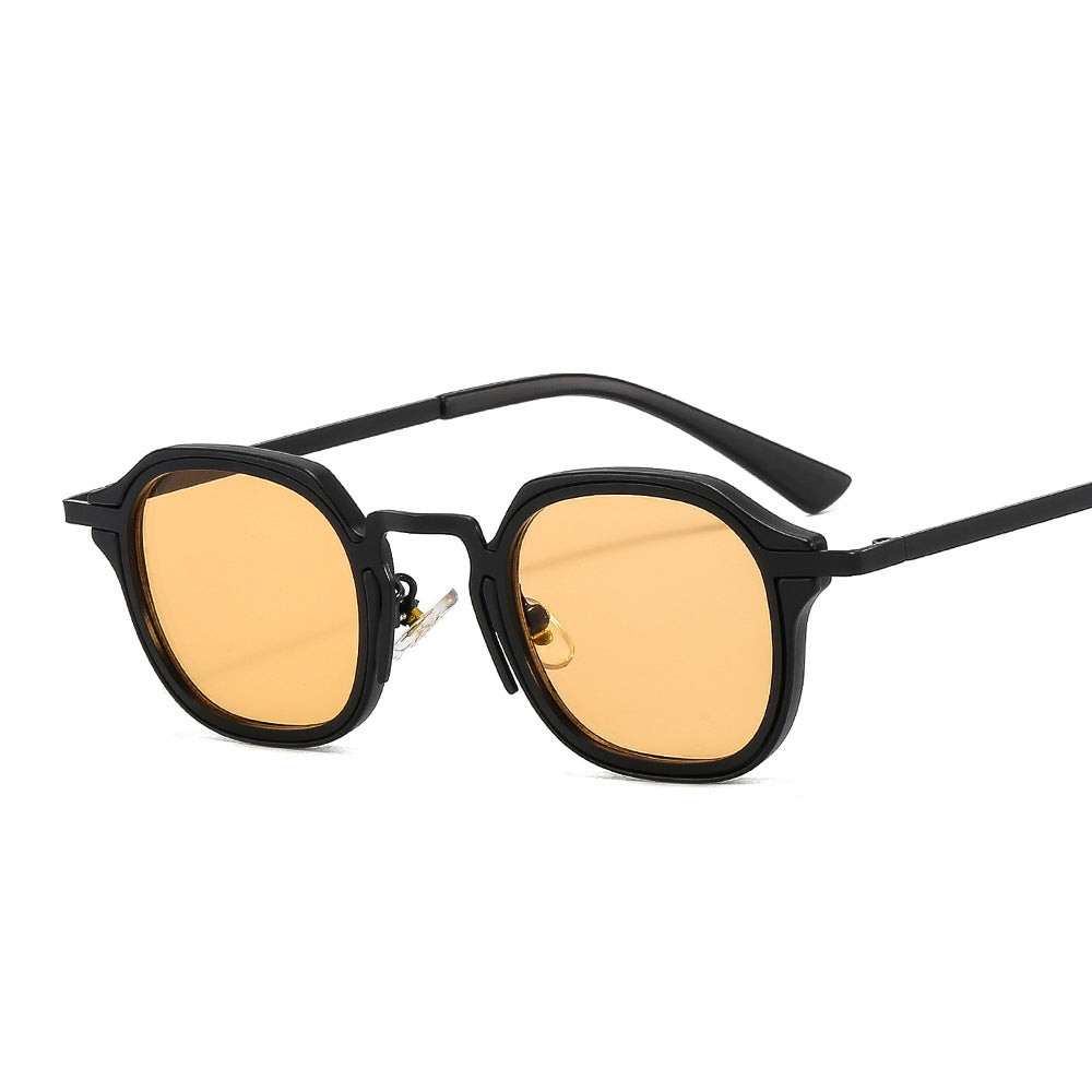 Óculos de sol modelo retro com lentes transparentes e coloridas cor alaranjada armação de metal fina e muito leve